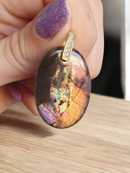 Pendentif en Labradorite Multicolore – Reflets et Design Élégant