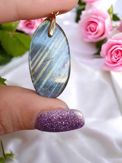 Pendentif en Labradorite Striée – Reflets Bleus, Violets, Jaunes et Verts