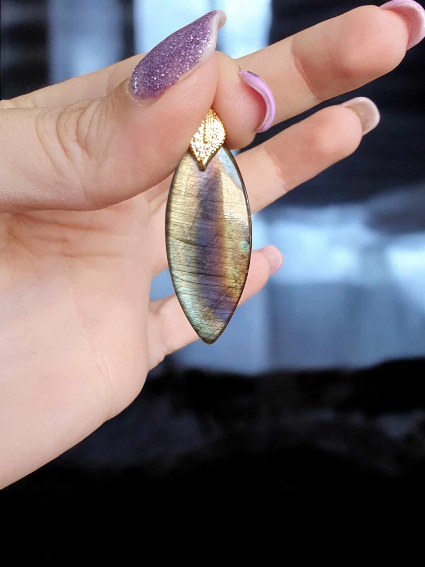Pendentif en Labradorite – Reflets Changeants et Design Élégant