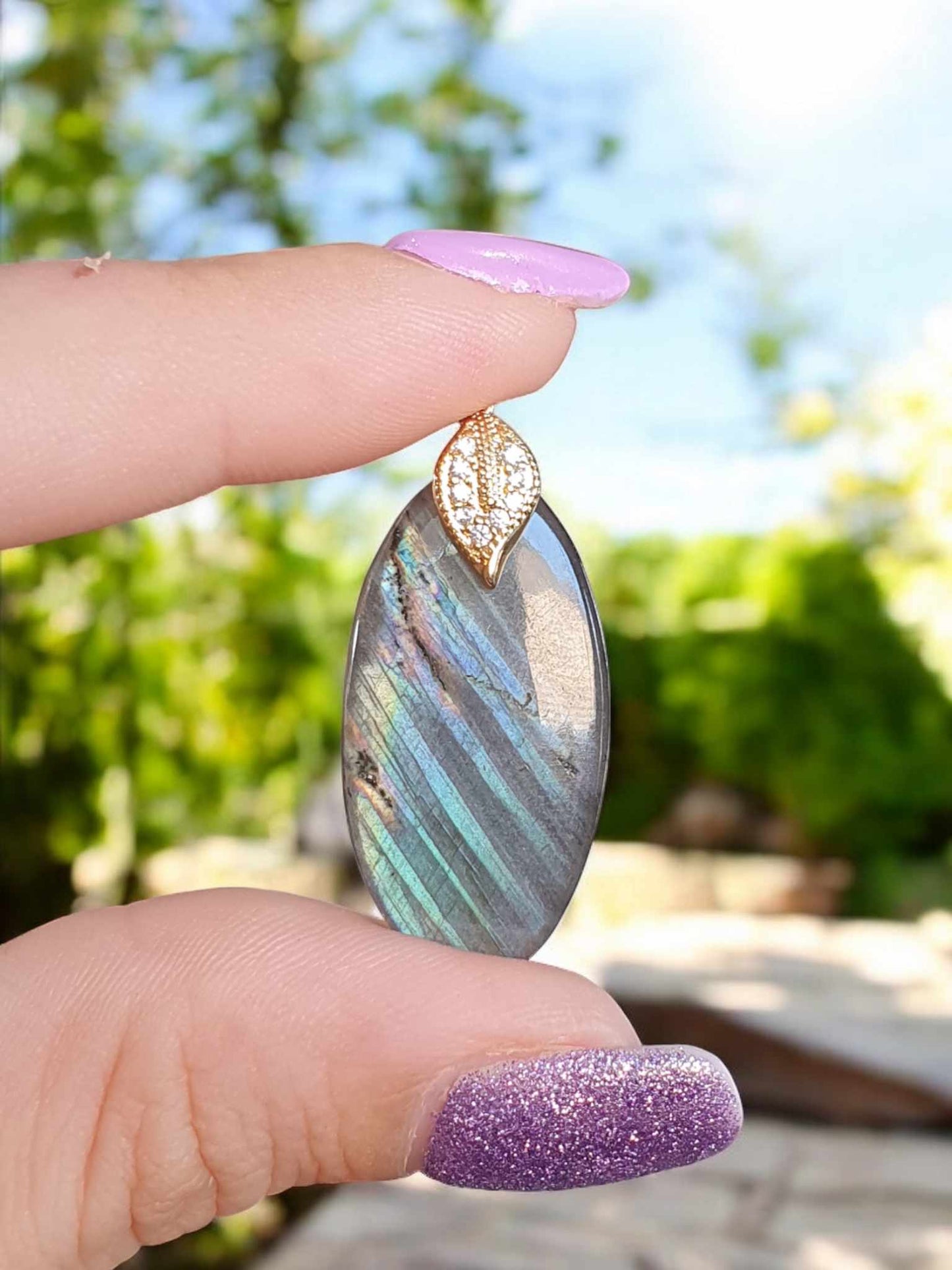 Pendentif en Labradorite Striée – Reflets Bleus, Violets, Jaunes et Verts
