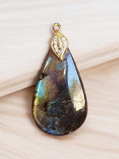 Pendentif en Labradorite – Forme de Goutte Sublimé par une Bélière en Plaqué Or avec Strass