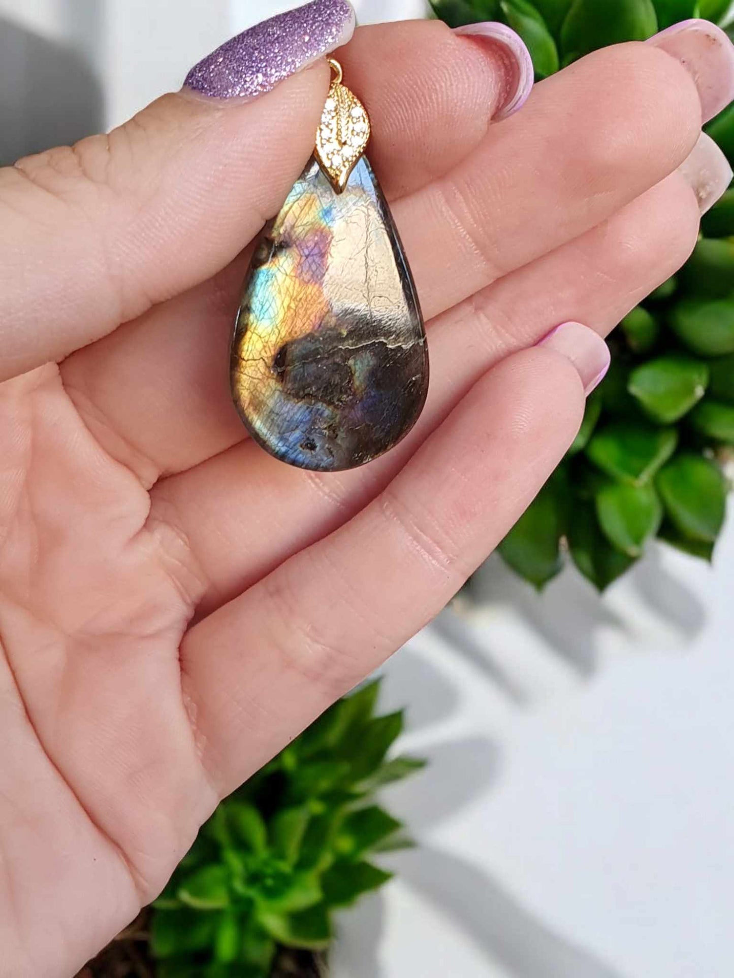 Pendentif en Labradorite – Forme de Goutte Sublimé par une Bélière en Plaqué Or avec Strass