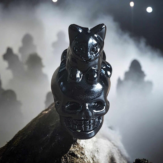 Petite Sculpture de Chat Assis sur une Tête de Mort en Obsidienne Noire – 3 cm de Hauteur