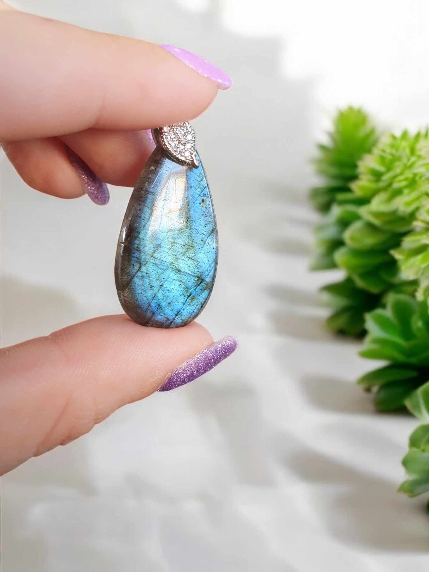 Pendentif en Labradorite – Reflets Bleus et Violets Profonds