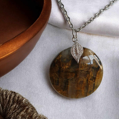 Pendentif en Oeil de Tigre : Élégance et Bienfaits Spirituels