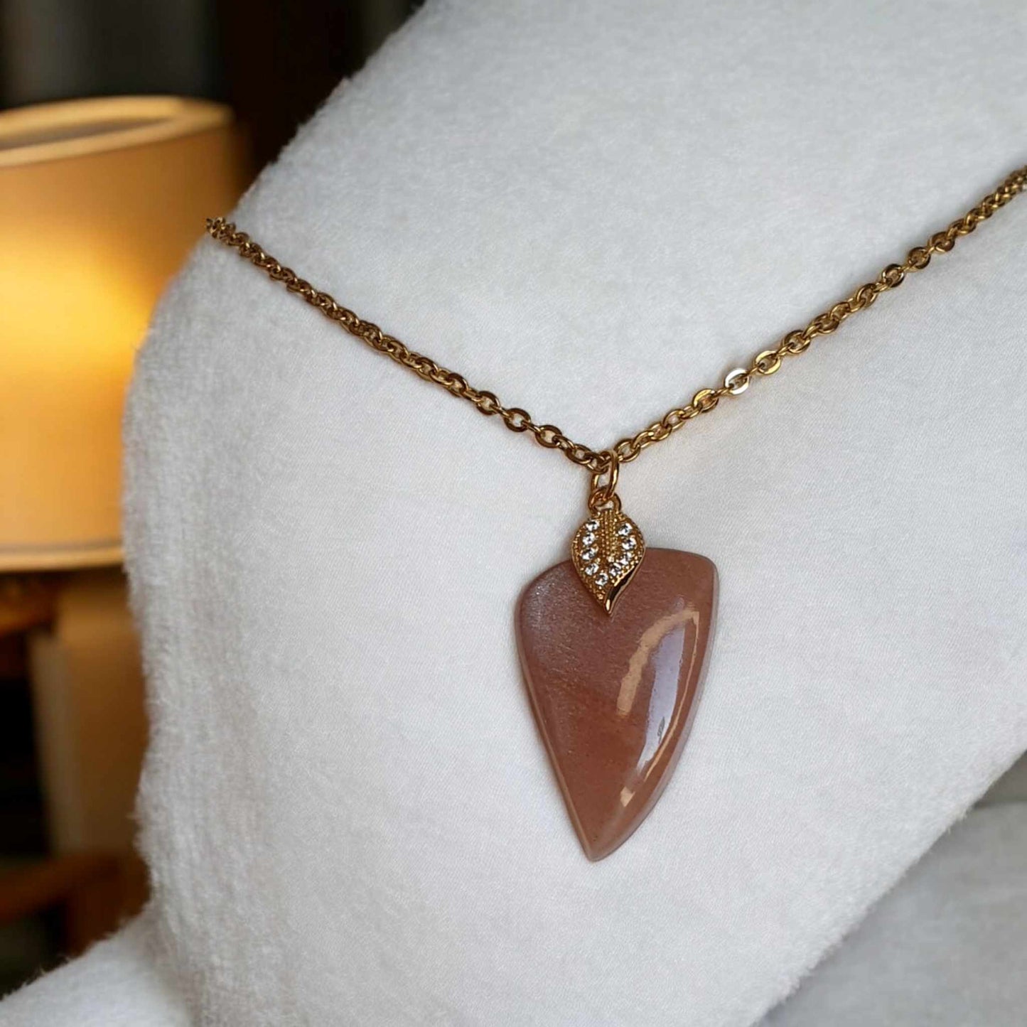 Pendentif en Pierre de Lune Adulaire : Élégance et Intuition au Naturel