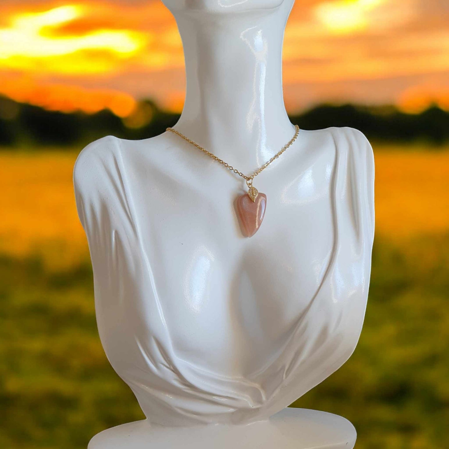 Pendentif en Pierre de Lune Adulaire : Élégance et Intuition au Naturel