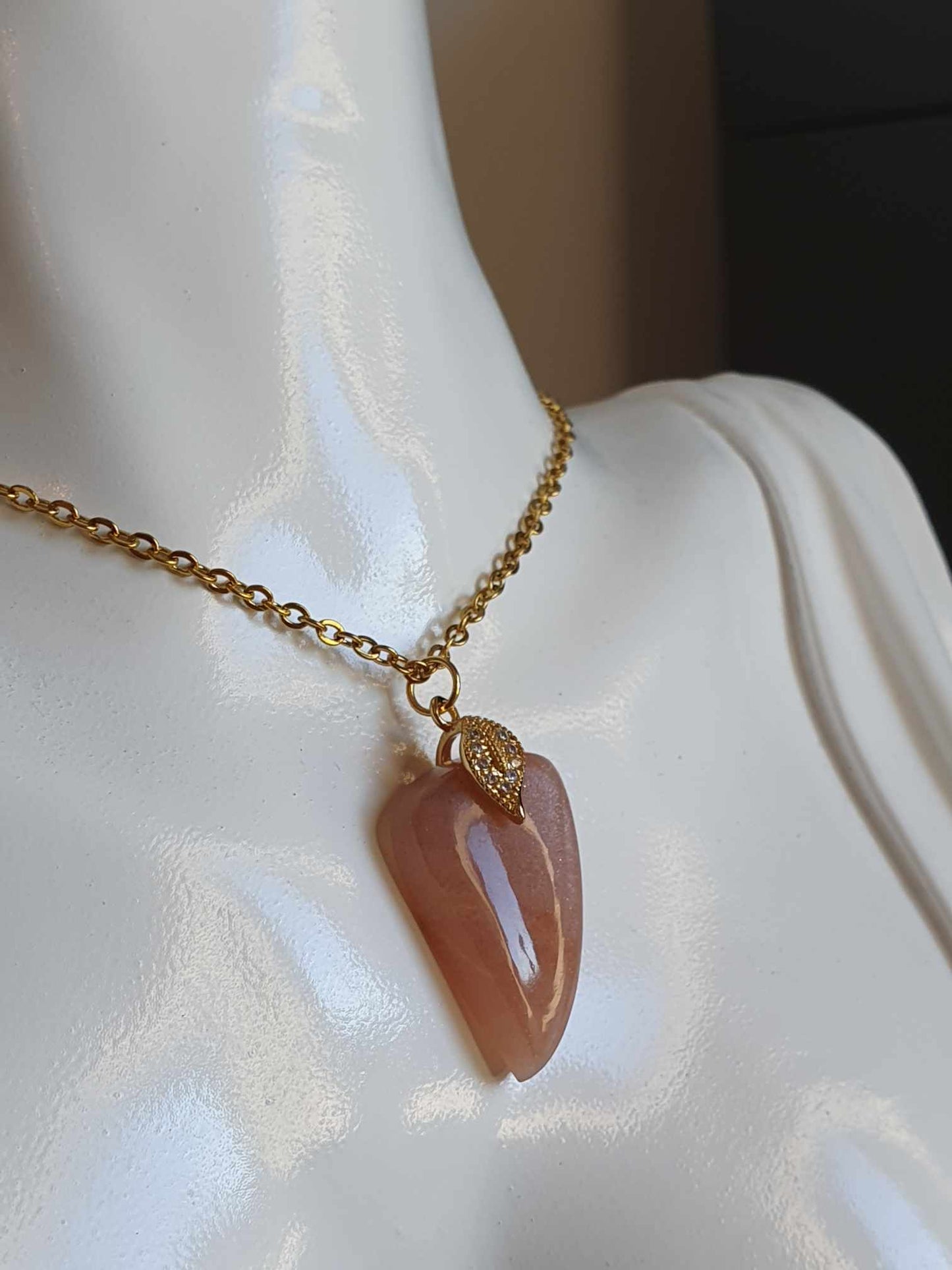 Pendentif en Pierre de Lune Adulaire : Élégance et Intuition au Naturel
