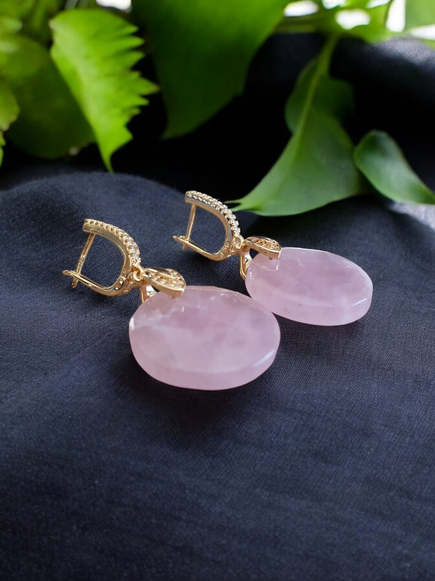 Boucles d'Oreilles en Quartz Rose : Élégance, Douceur et Énergie Venue du Brésil