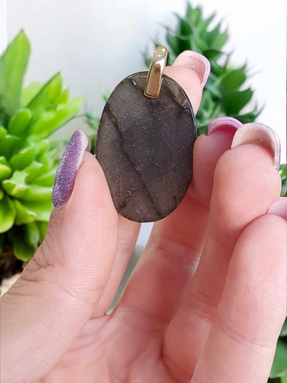 Pendentif en Labradorite Multicolore – Reflets et Design Élégant