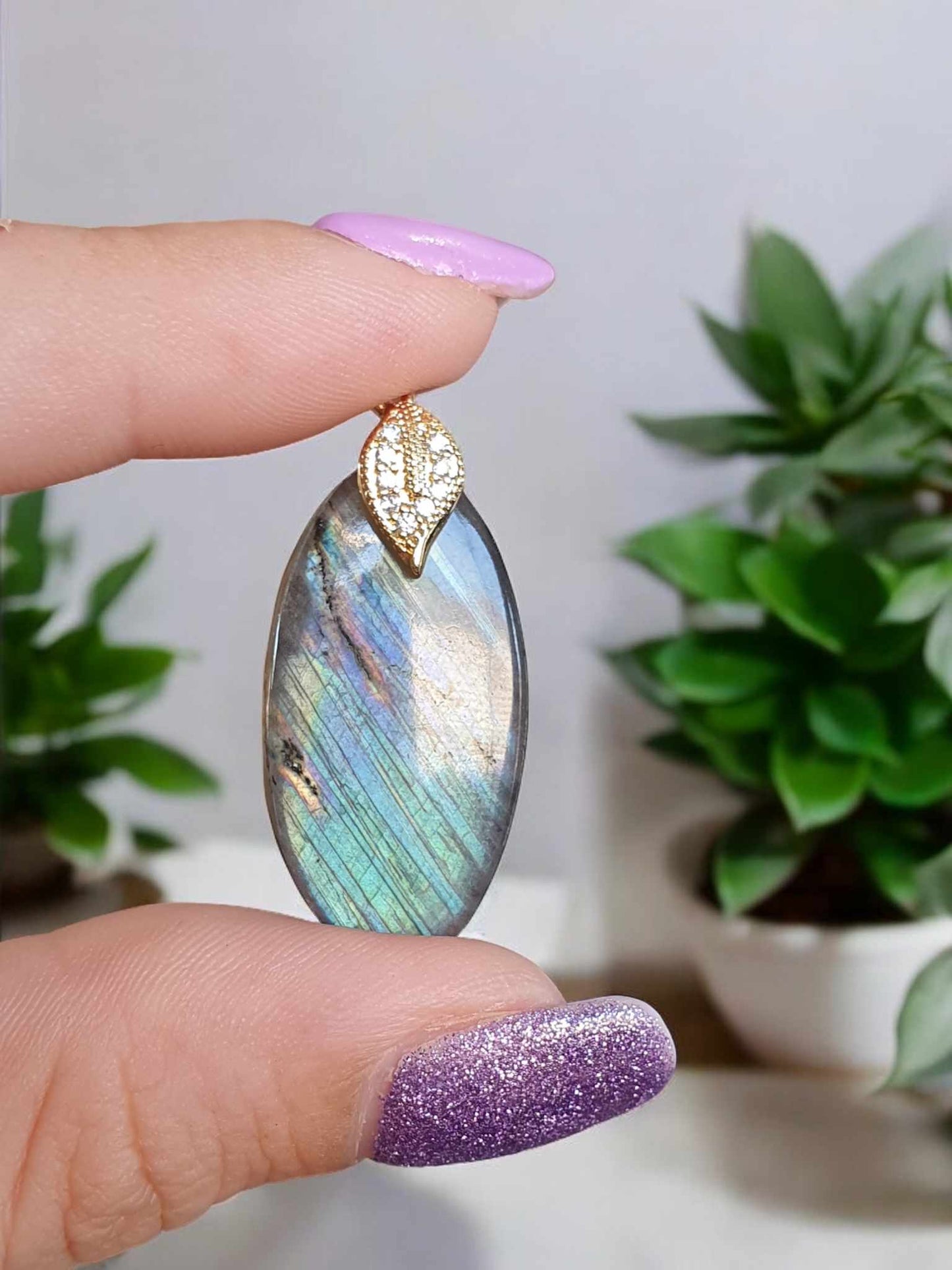 Pendentif en Labradorite Striée – Reflets Bleus, Violets, Jaunes et Verts