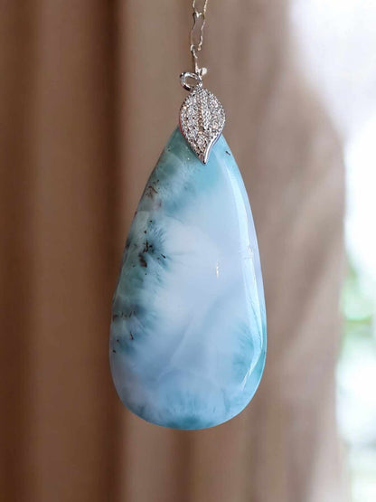 Pendentif en Larimar – Forme de Goutte Allongée avec Bélière en Plaqué Argent strass