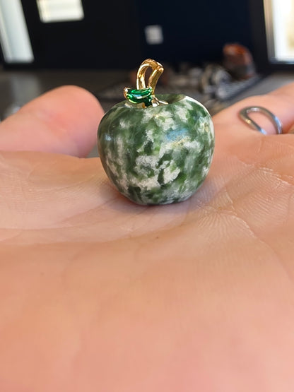 Pendentif Pomme en Pierre Naturelle