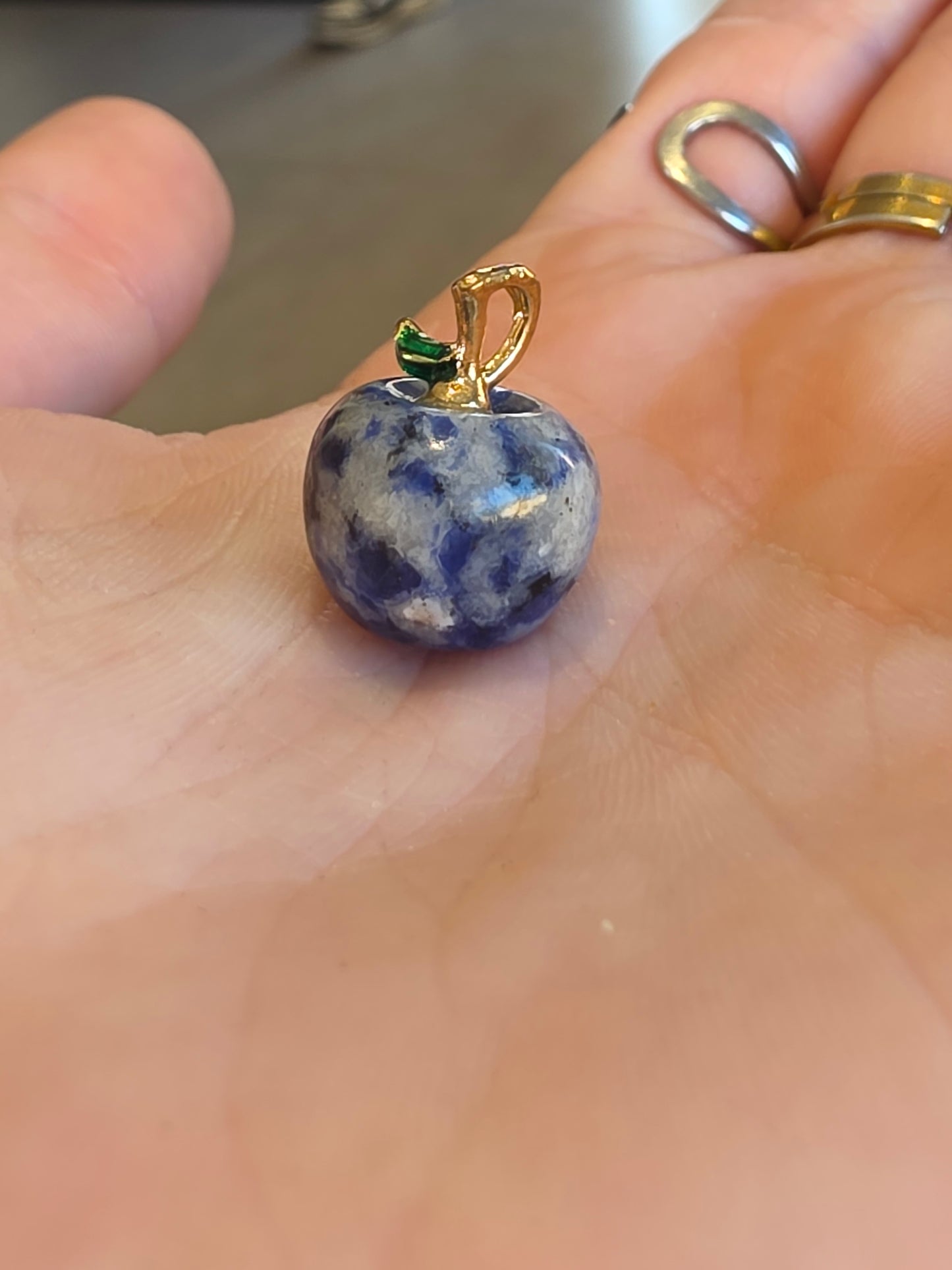 Pendentif Pomme en Pierre Naturelle