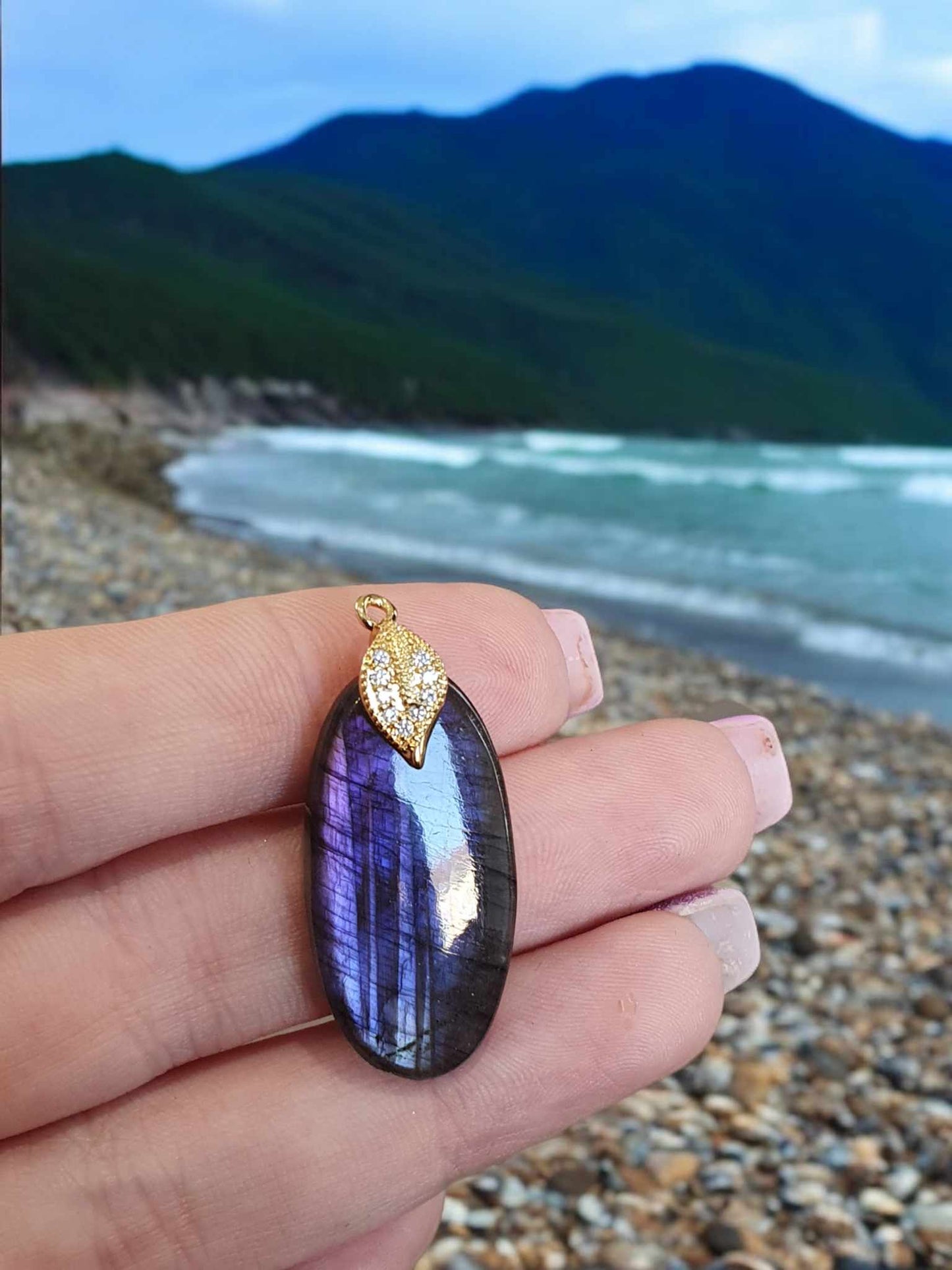 Pendentif en Labradorite – Reflets Exceptionnels Rosés et Violets