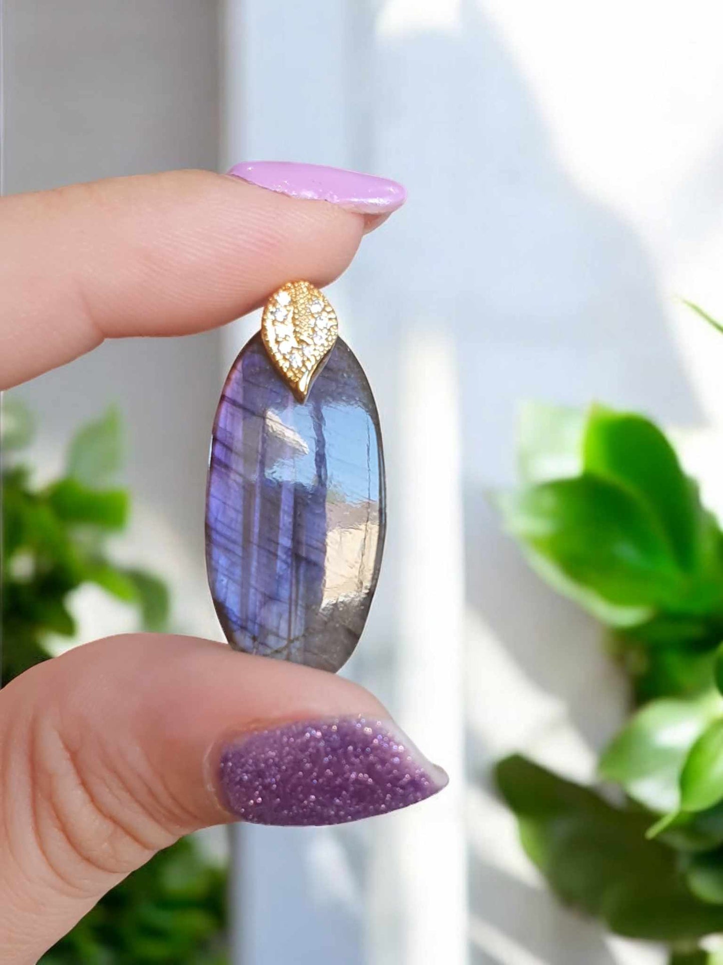 Pendentif en Labradorite – Reflets Exceptionnels Rosés et Violets