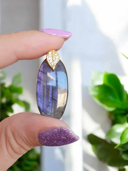 Pendentif en Labradorite – Reflets Exceptionnels Rosés et Violets