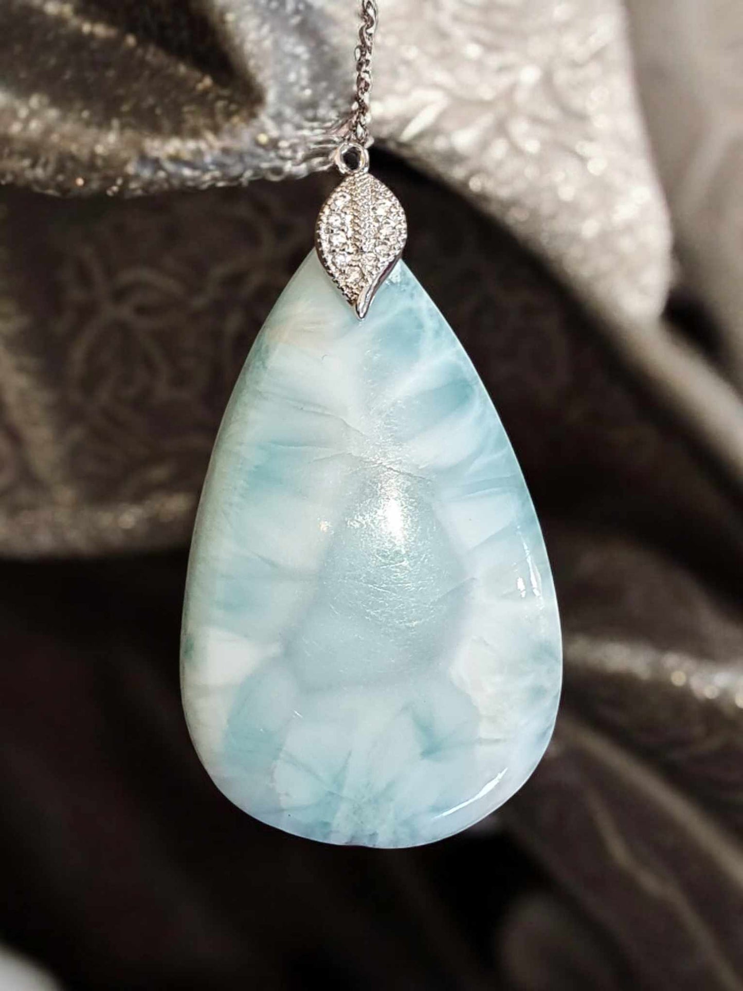 Pendentif en Larimar – Forme de Goutte avec Bélière en Plaqué Argent