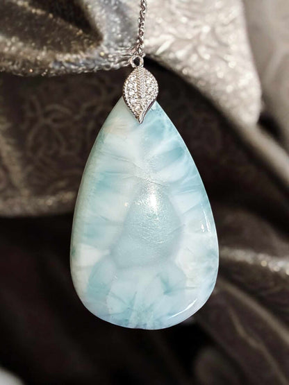 Pendentif en Larimar – Forme de Goutte avec Bélière en Plaqué Argent